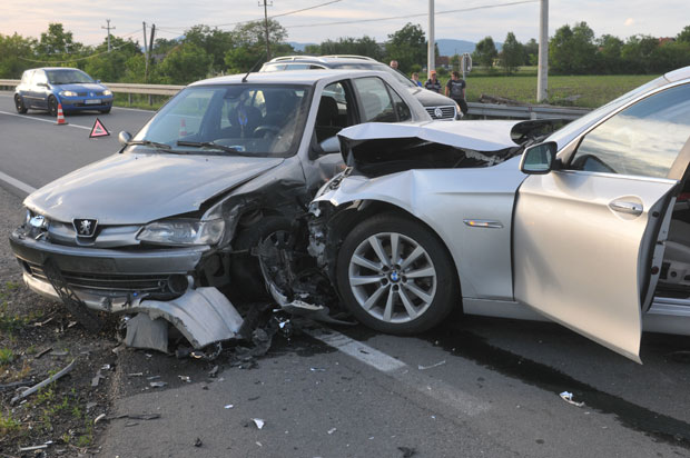 Удес у Лађевцима на Ибарској магистрали: ПОВРЕЂЕНЕ ДВЕ ОСОБЕ (ФОТО)